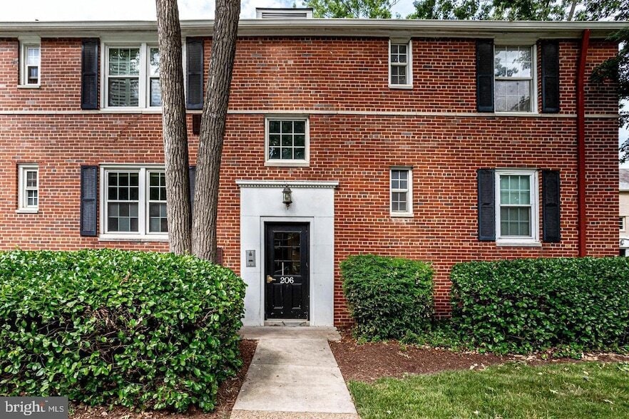 Photo - 206 N George Mason Dr Unit 1