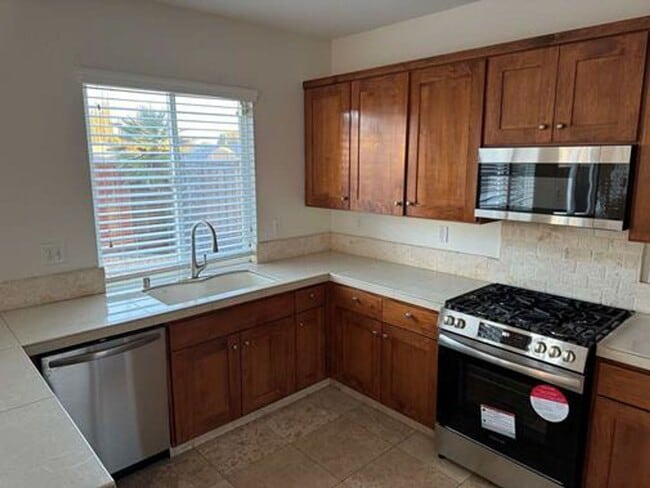 Photo - 4 bedroom in Tracy!