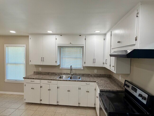 Photo - 3933 Harris Dr