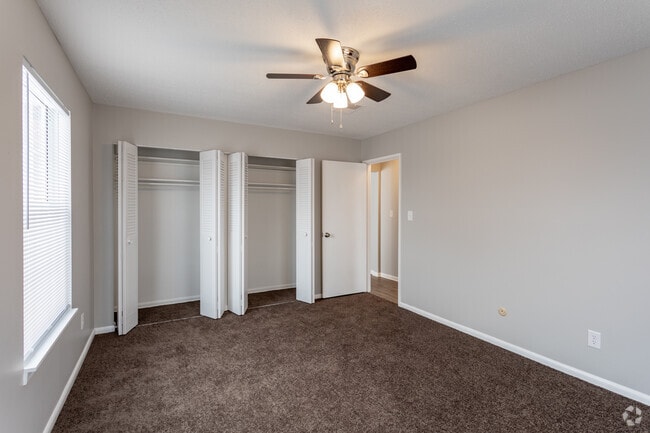 2BR, 1BA - 850 SF
