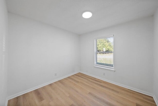 Building Photo - 700 Lyle W Ave Unit A