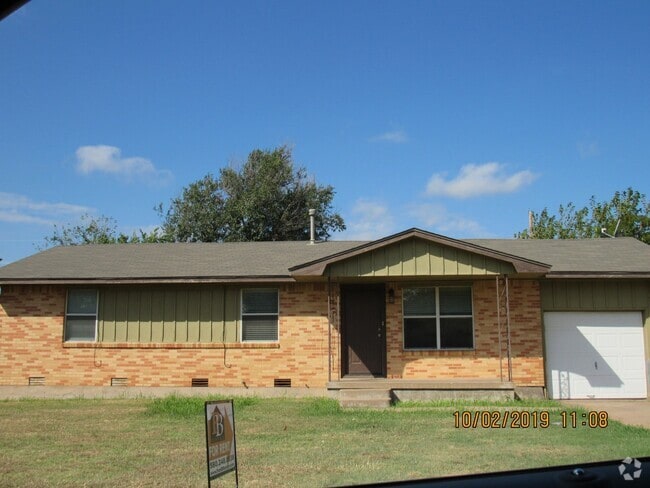 Building Photo - Very nice spacious home located in the Rol...