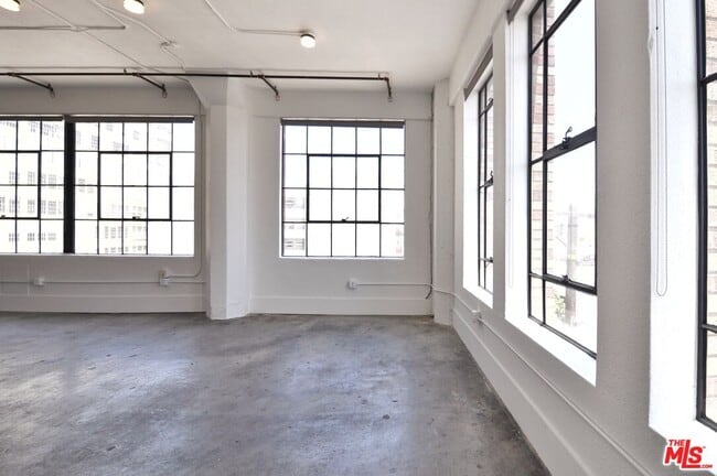 315 E 8th St Unit 406