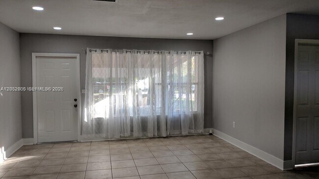 Photo - 6461 Evans St