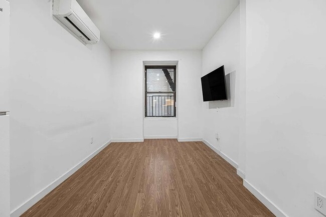 Photo - 160 W 54th St Unidad 2