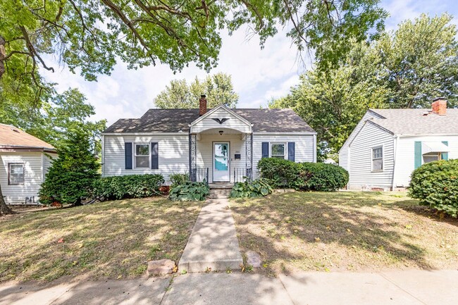 Building Photo - 3BR Cottage with Large Backyard, Garage and a Basement!