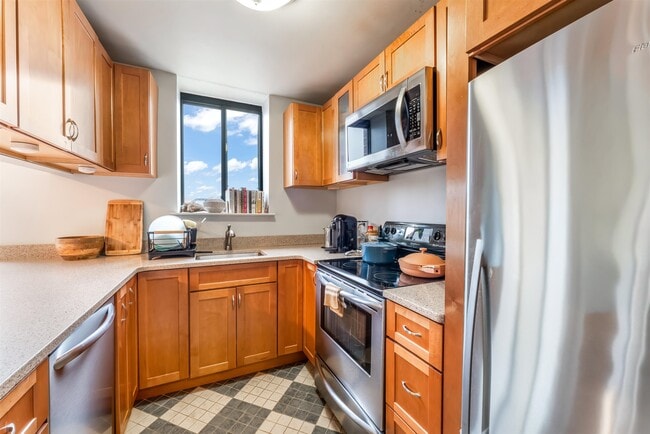 Building Photo - 300 Newark St. Unit 6M