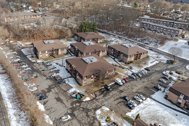 495-525 calle corona - Crown Village