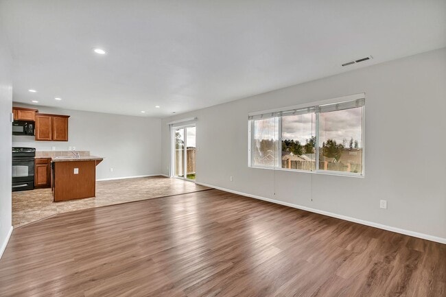 Photo - 1927 200 St E