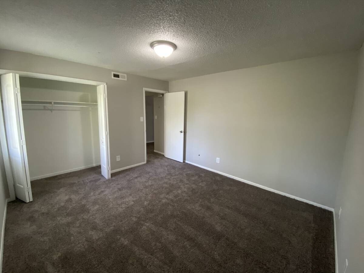 Bedroom - Rand Holly Berry