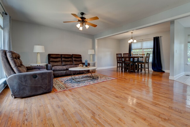 Photo - 203 Inverness Ln