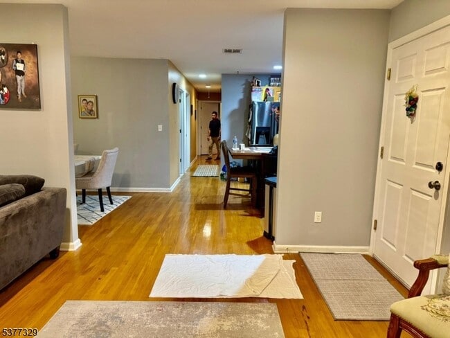 Building Photo - 336 Murray St Rental