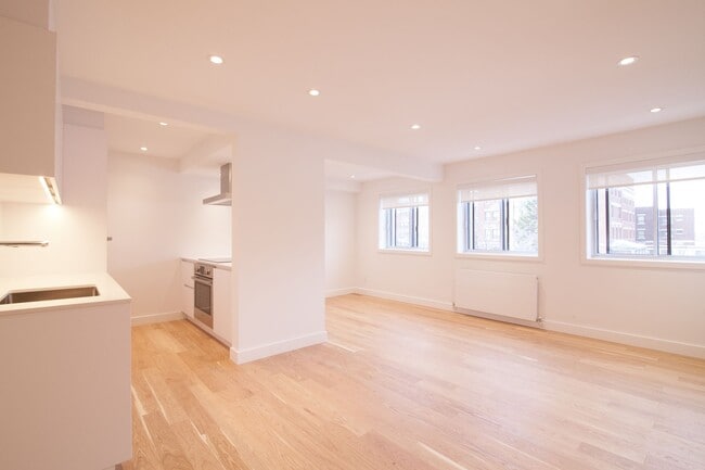 Photo - 4570 Chem. Queen Mary Unit 301