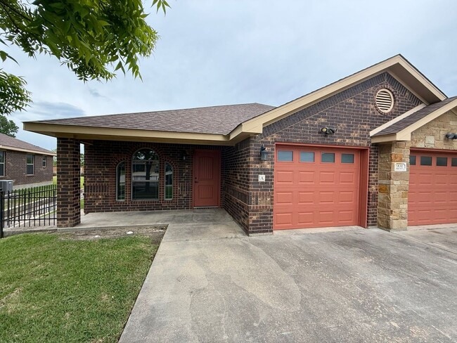 Building Photo - 902 Safari Dr Unit A