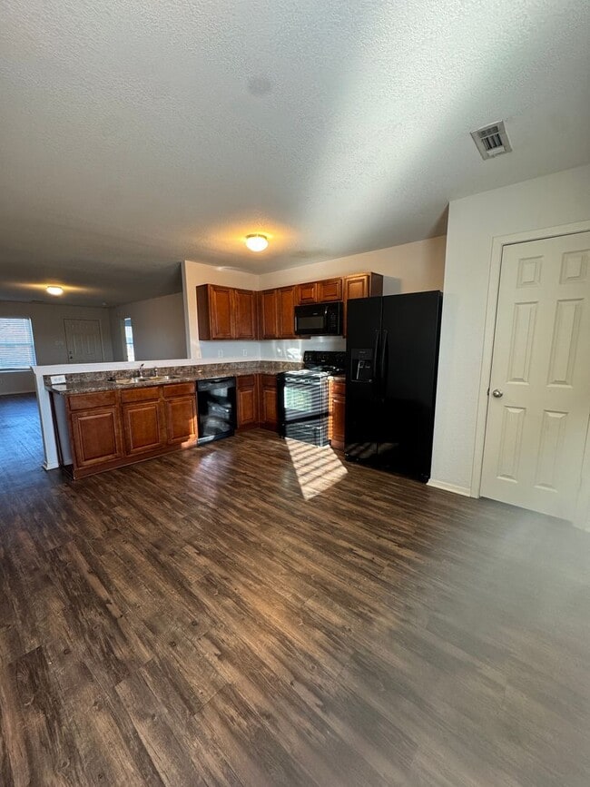 Photo - 4 bed / 2 bath Ready for move in.