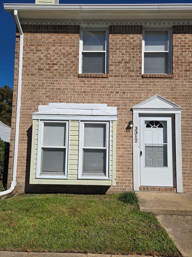 Building Photo - Beautiful 2 bedroom Townhouse