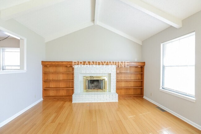 Photo - 611 W Walnut St