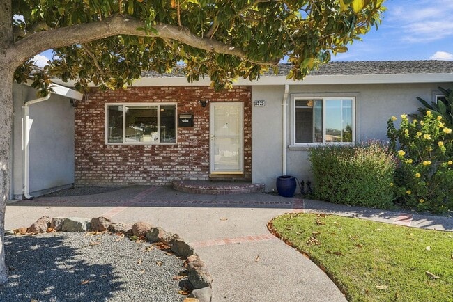 8525 Bandon Dr