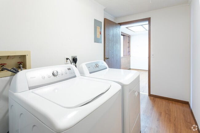 1 BR, 1 BA - 576 SF - Randolph Court