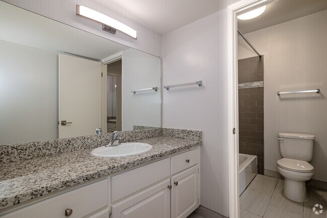 2BR, 1BA - 1,048SF