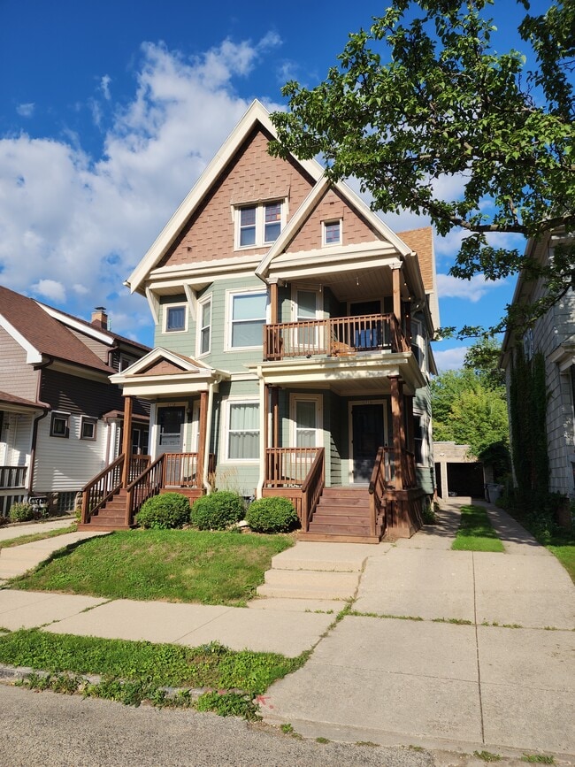 Building Photo - 2556 S Brisbane Ave Unit Brisbane Ave Upper