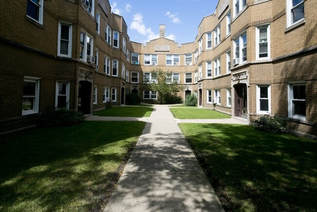Building Photo - 4824 W Addison St