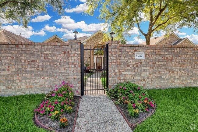 Building Photo - 5022 Coral Gables Dr Rental