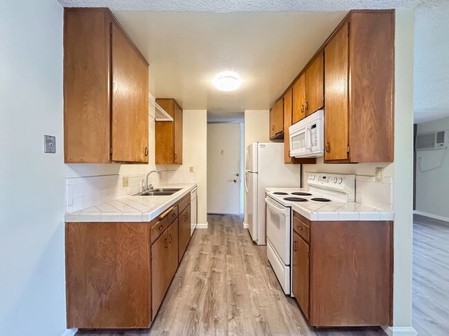 Photo - 4675 Bancroft St Unidad H