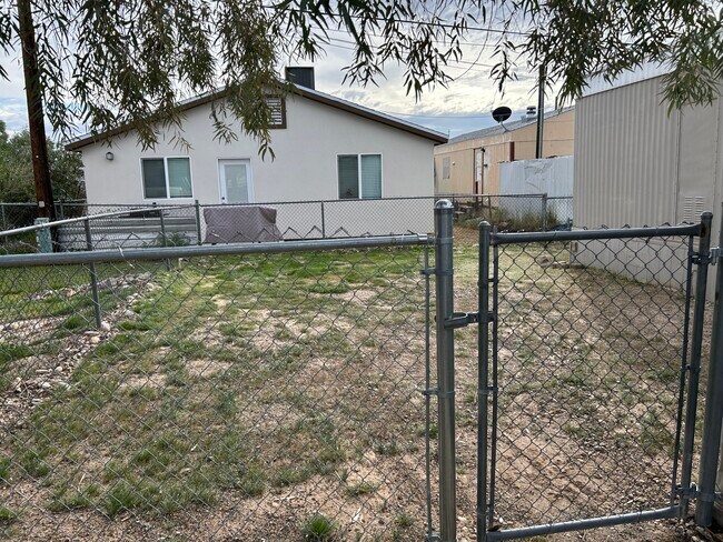 Rear/Side Yard - 604 Havasu Ln