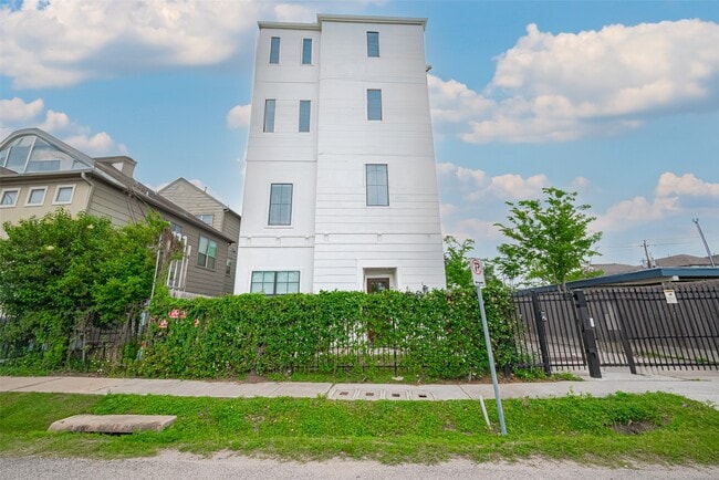 Photo - 4318 Center St