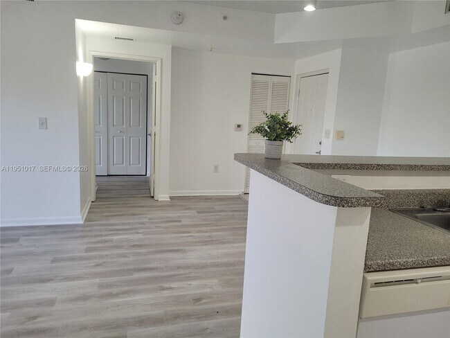 Building Photo - 7910 N Nob Hill Rd Unit 105