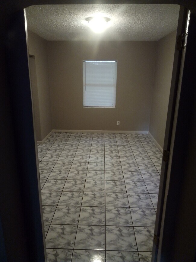 Photo - 2112 Allandale Cir W