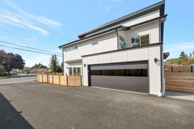 Photo - Beautiful new construction homer in Pacifi...