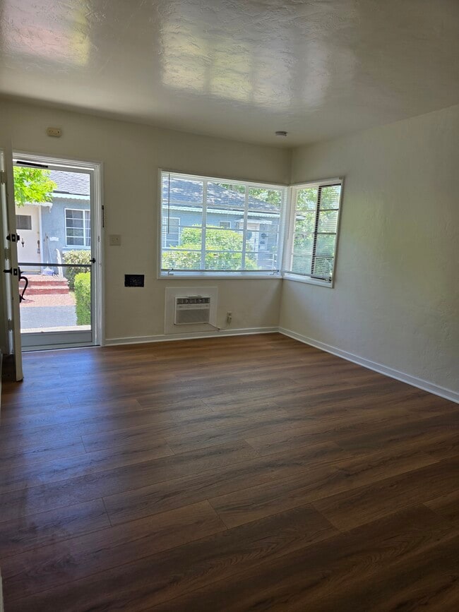 Photo - 10917 Moorpark St Unit Charming