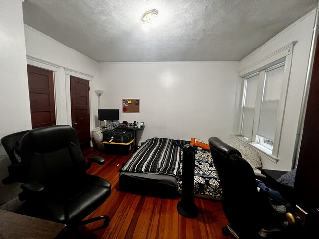 Building Photo - 807 Centre St Unit 2 Rental