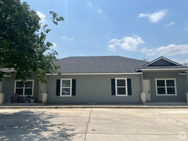 Building Photo - Luxury 3/2 Duplex in Seguin, Texas Rental