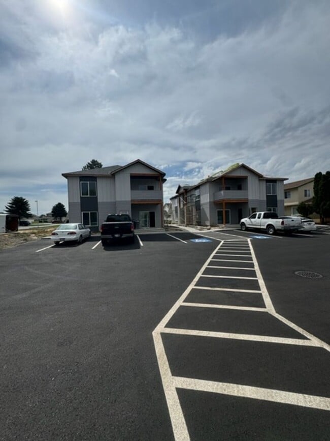 321-329 Pheasant Rd W Unit Pheasant Rd.