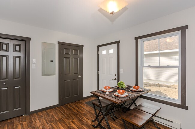 Dining / Back Entry - Thames Crossing