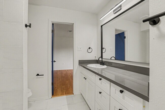 Photo - 2119 Barr St Unit D