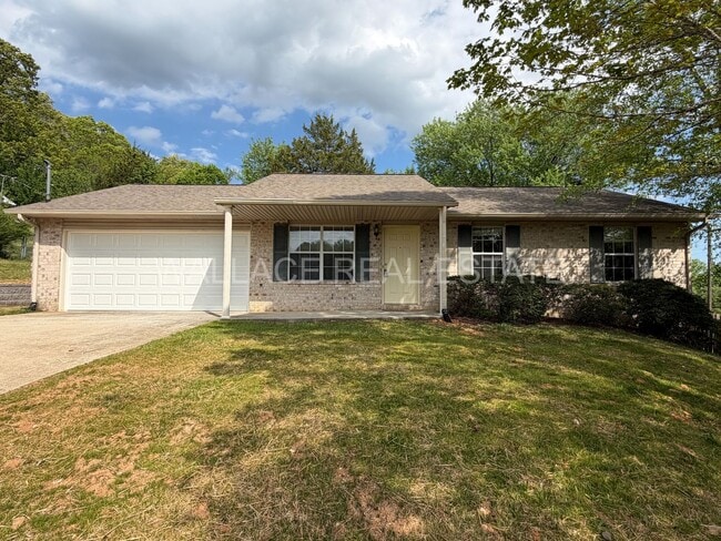 Building Photo - ADORABLE 3 BEDROOM HOUSE IN HALLS!!