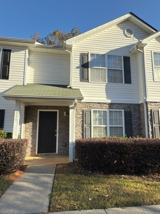Building Photo - Fantastic 2 bedroom 2.5 bath townhome in a...