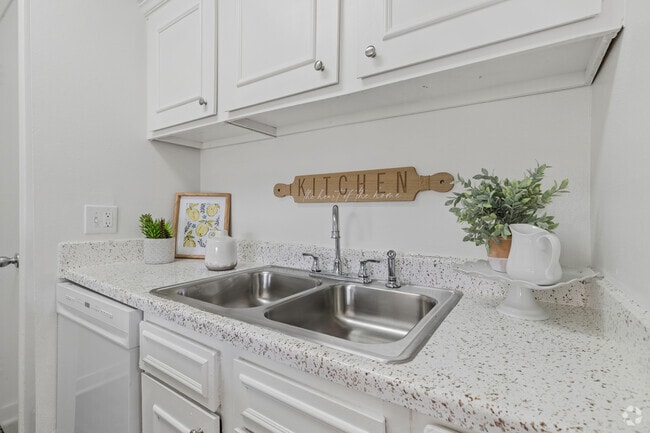 1BR, 1BA - 750SF - Kitchen - Andover Park Apartments
