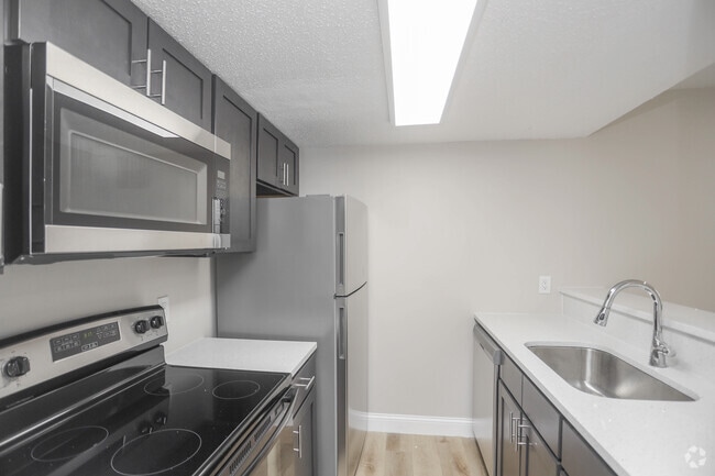 2BR, 1BA - 877 SF