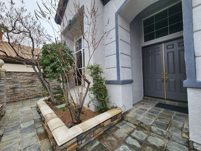 Photo - Entertainers Delight with minutes of shopping and restaurants