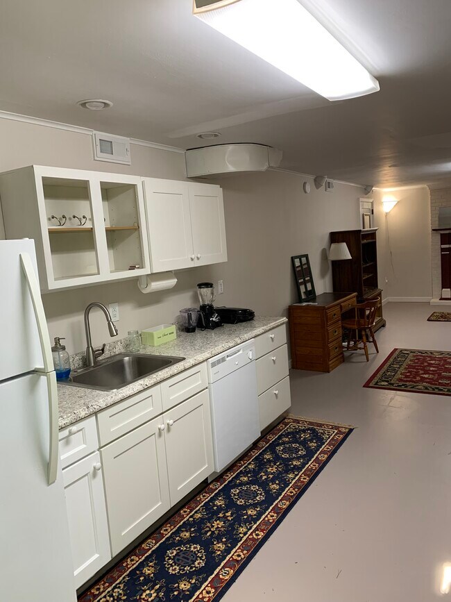 No oven. - 1314 Chaney Rd Apartment Unit Basement Efficiency