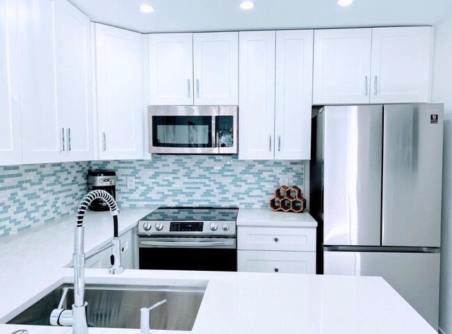 Building Photo - 647 Waterside Dr