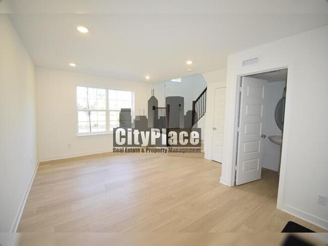 Photo - 6574 Halsey St