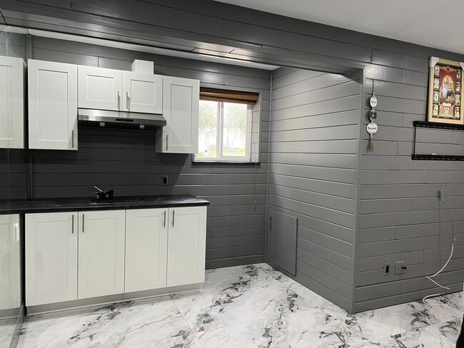 Photo - 11825-11891 91 Ave