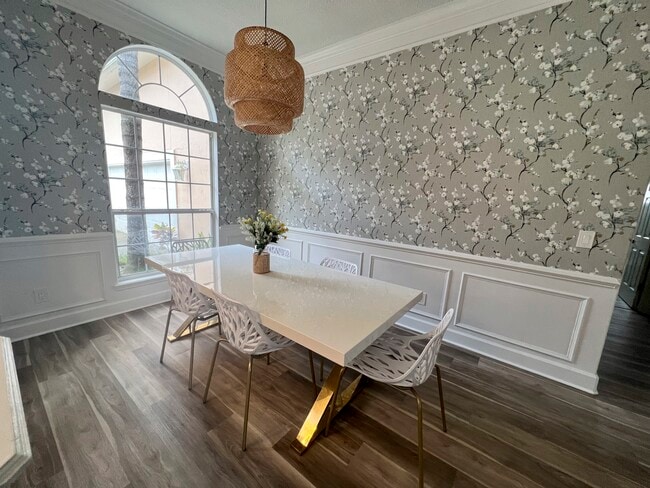 Photo - 405 W Silverthorn Ln