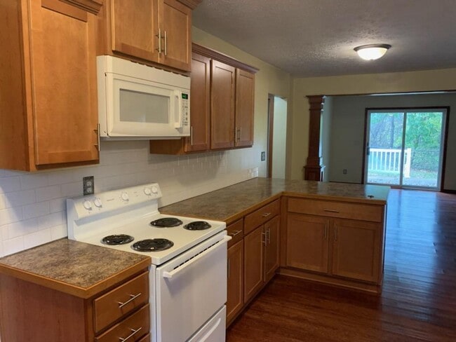 Photo - Private 4 Bedroom 2 1/2 Bath House